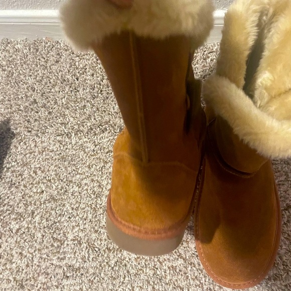Cute fur lined booties with side button. Terracotta color. - Picture 1 of 6